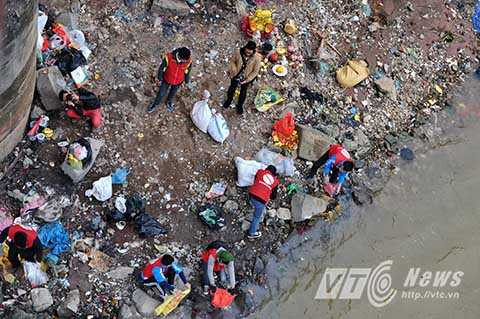 Phía bên dưới có một đội TNV chờ sẵn để đổ tro ra sông, còn túi nilon sẽ được gom lại để bảo vệ môi trường.