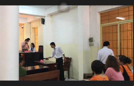 LS Huỳnh Phước Hiệp bào chữa bị cáo Sơn bỏ ra về sau khi cho rằng HĐXX vi phạm tố tụng 