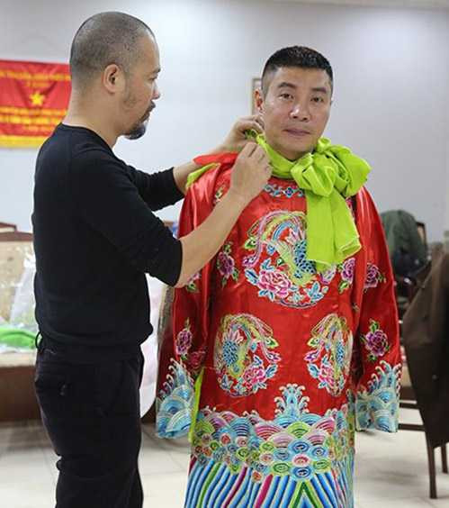 Không chỉ phải thiết kế hoa văn áo dài cho khác mọi năm, anh còn phải nghiên cứu kĩ từng câu thoại của nhân vật để tạo thêm phụ kiện cho phù hợp