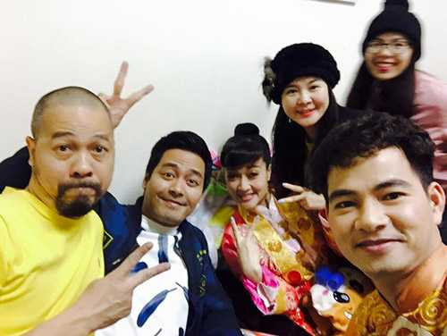 Vì là người thiết kế trang phục cho các Táo nên NTK Đức Hùng cũng ăn ngủ cùng các diễn viên trong suốt quãng thời gian các nghệ sĩ tập Táo quân 2016