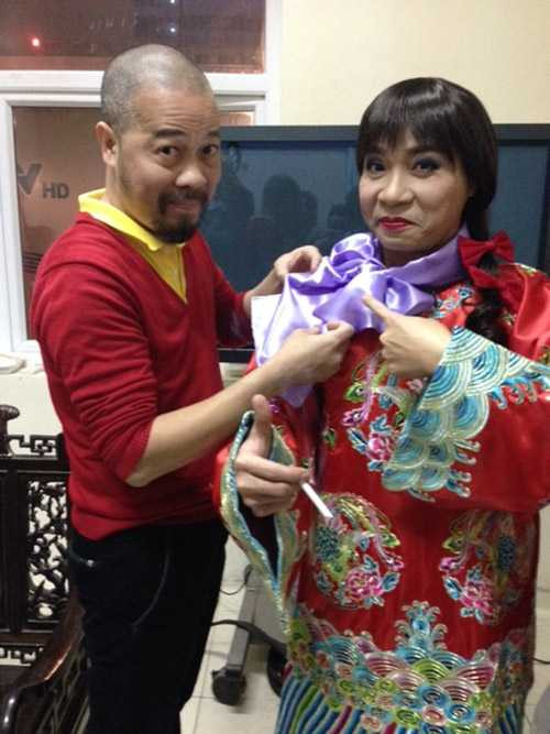 Câu thoại bung lụa do cô Đẩu thốt ra khiến NTK Đức Hùng phải sáng tạo thêm cả dải lụa cho Công Lý