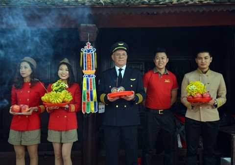 Sáng 2/1, sau chuyến bay từ Nha Trang ra Hà Nội, cơ trưởng Carlos Braganca cùng tổ bay gồm các tiếp viên của hãng hàng không Vietjet đã tới chùa Trấn Quốc, hòa trong dòng người đi lễ cầu an, tiễn ông Công, ông Táo lên trời. Sáng 2/1, sau chuyến bay từ Nha Trang ra Hà Nội, cơ trưởng Carlos Braganca cùng tổ bay gồm các tiếp viên của hãng hàng không Vietjet đã tới chùa Trấn Quốc, hòa trong dòng người đi lễ cầu an, tiễn ông Công, ông Táo lên trời.