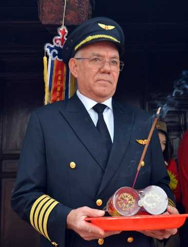 Vị cơ trưởng người Brazil đã làm việc trong các hãng hàng không quốc tế danh tiếng và bay tới khắp nơi trên thế giới chia sẻ ông đã đọc nhiều sách về đạo phật và biết sự tích tết ông Công, ông Táo của Việt Nam. Vị cơ trưởng người Brazil đã làm việc trong các hãng hàng không quốc tế danh tiếng và bay tới khắp nơi trên thế giới chia sẻ ông đã đọc nhiều sách về đạo phật và biết sự tích tết ông Công, ông Táo của Việt Nam.