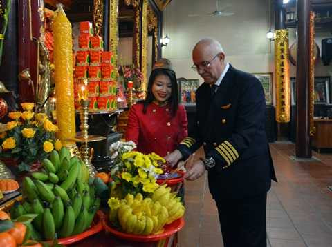 Tôi đọc sách và được biết theo tín ngưỡng cổ truyền, hôm nay là ngày các bạn làm lễ cúng và thả phóng sinh cá chép để đưa ông Táo lên trời báo công với Ngọc Hoàng và lên kế hoạch cho năm mới. Tổ bay chúng tôi muốn thực hiện nghi thức này tại cổ tự Trấn Quốc, một ngôi quốc bảo của Việt Nam với ước nguyện báo cáo những thành tích nổi bật Vietjet đã đạt được trong năm qua, cơ trưởng Carlos Braganca vui vẻ chia sẻ Tôi đọc sách và được biết theo tín ngưỡng cổ truyền, hôm nay là ngày các bạn làm lễ cúng và thả phóng sinh cá chép để đưa ông Táo lên trời báo công với Ngọc Hoàng và lên kế hoạch cho năm mới. Tổ bay chúng tôi muốn thực hiện nghi thức này tại cổ tự Trấn Quốc, một ngôi quốc bảo của Việt Nam với ước nguyện báo cáo những thành tích nổi bật Vietjet đã đạt được trong năm qua, cơ trưởng Carlos Braganca vui vẻ chia sẻ