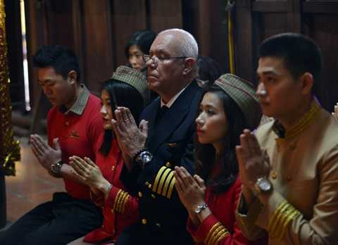 Tổ bay thành kính làm lễ tại chùa Trấn Quốc trước khi thực hiện các nghi thức phóng sinh. Tổ bay thành kính làm lễ tại chùa Trấn Quốc trước khi thực hiện các nghi thức phóng sinh.