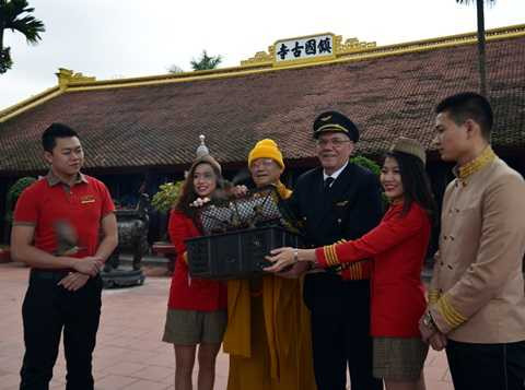 Hòa Thượng Thích Thanh Nhã, trụ trì chùa Trấn Quốc và tổ bay thực hiện nghi thức phóng sinh chim và thả cá chép xuống Hồ Tây. Hòa Thượng Thích Thanh Nhã, trụ trì chùa Trấn Quốc và tổ bay thực hiện nghi thức phóng sinh chim và thả cá chép xuống Hồ Tây.