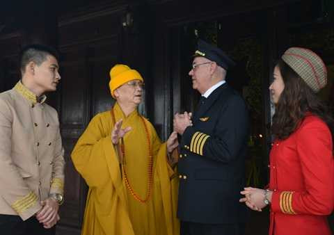 Vị cơ trưởng xúc động nói Tôi thấy rất vui và hạnh phúc khi được thực hiện những nghi thức thiêng liêng đầu năm trong màu áo phi công của một hãng hàng không Việt Nam ra đời với sứ mệnh phát triển để nhiều người được đi máy bay.. Tổ bay rời chùa Trấn Quốc đúng 12 giờ cùng kế hoạch phục vụ bay đêm trong mùa cao điểm, để người dân kịp về xum họp gia đình, vui xuân, đón tết. Xung quanh hồ Tây, nhiều người dân cũng bắt đầu tấp nập phóng sinh cá chép, rùa, ốc trong mưa xuân bay lất phất... Vị cơ trưởng xúc động nói Tôi thấy rất vui và hạnh phúc khi được thực hiện những nghi thức thiêng liêng đầu năm trong màu áo phi công của một hãng hàng không Việt Nam ra đời với sứ mệnh phát triển để nhiều người được đi máy bay.. Tổ bay rời chùa Trấn Quốc đúng 12 giờ cùng kế hoạch phục vụ bay đêm trong mùa cao điểm, để người dân kịp về xum họp gia đình, vui xuân, đón tết. Xung quanh hồ Tây, nhiều người dân cũng bắt đầu tấp nập phóng sinh cá chép, rùa, ốc trong mưa xuân bay lất phất...