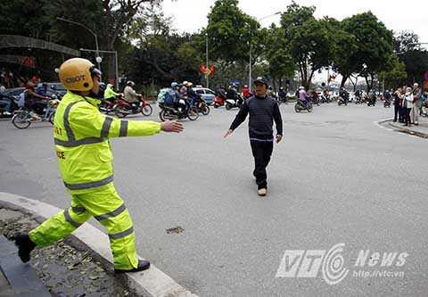 Ngày 1/2, lực lượng Cảnh sát giao thông Hà Nội triển khai kiểm tra, xử phạt người đi bộ vi phạm luật giao thông. Trong ngày đầu ra quân, các tổ công tác tập trung tuyên truyền, nhắc nhở người vi phạm, chưa tiến hành xử phạt.