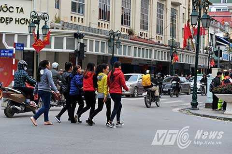 Theo ghi nhận của PV, trong ngày đầu lực lượng CSGT Hà Nội ra quân xử lý người đi bộ vi phạm luật giao thông, tình trạng vi phạm vẫn diễn ra tràn lan trên các tuyến phố.