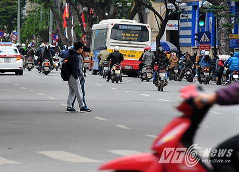 Tại ngã tư Hàng Bài – Tràng Tiền, rất nhiều người đi vẫn thản nhiên băng qua ngã tư trước mặt hàng loạt phương tiện, dù vạch kẻ đường dành cho người đi bộ chỉ cách đó chừng 10m.