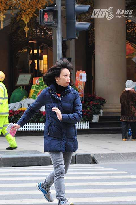 Bất chấp đèn đỏ, nhiều người vẫn cố gắng băng qua đường.