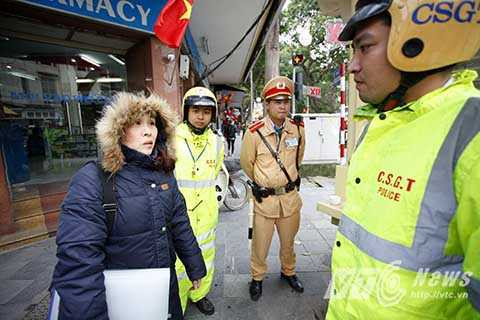 Đại tá Đào Vịnh Thắng - Trưởng phòng CSGT (CATP Hà Nội) cho biết: Trong những ngày đầu triển khai xử lý người đi bộ vi phạm luật giao thông, lực lượng CSGT tập trung tuyên truyền, nhắc nhở, chưa tiến hành xử phạt.