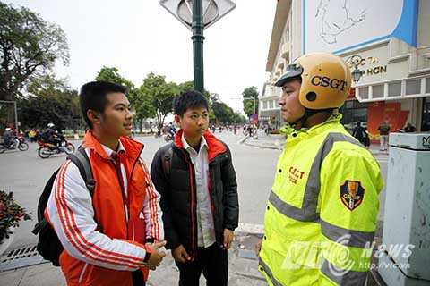 Trong trường hợp người đi bộ vi phạm mà không có giấy tờ tùy thân hay tiền nộp phạt thì sẽ bị đưa về công an phường làm rõ lai lịch và lập biên bản theo quy định. Cơ quan công an sẽ yêu cầu người vi phạm làm kiểm điểm, tuyên truyền <a href='https://vtcnews.vn/giao-duc.538.0.html' >giáo dục</a> nhắc nhở.