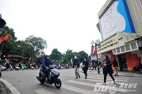 Phạt tiền từ 60.000 đồng đến 80.000 đồng đối với một trong những hành vi vi phạm như: Mang vác vật cồng kềnh gây cản trở giao thông; Vượt qua dải phân cách; Đi qua đường không đúng nơi quy định hoặc không đảm bảo an toàn; Đu bám vào phương tiện giao thông đang chạy. Phạt tiền từ 80.000 đồng đến 120.000 đồng đối với người đi bộ đi vào đường cao tốc, trừ người phục vụ việc quản lý, duy trì đường cao tốc.