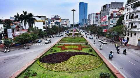 Đường Văn Cao được tô điểm bởi những vườn hoa tạo hình đón tết