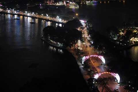 Đường Thanh Niên chạy giữa Hồ Tây và hồ Trúc Bạch lung linh ánh đèn về đêm