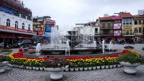 Đài phun nước bên Hồ Gươm được trang trí hoa tươi rực rỡ