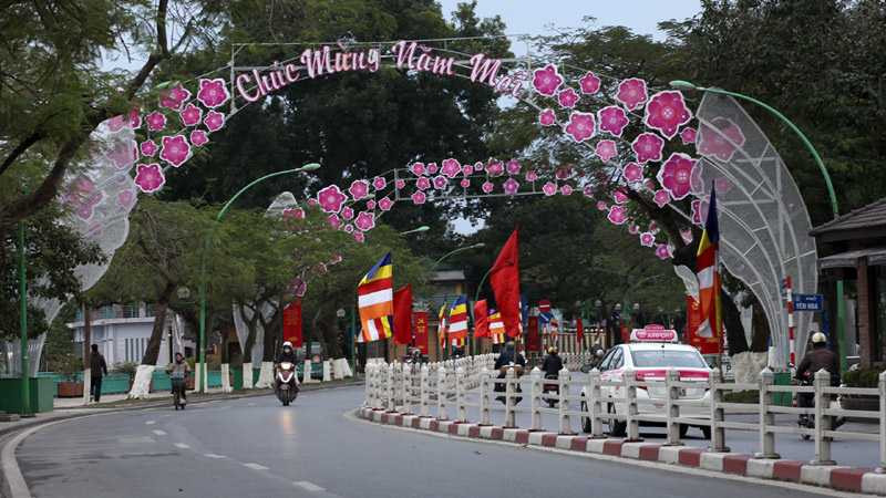 Cổng chào mừng năm mới trên đường Thanh Niên