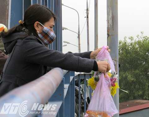 Trưa ngày 1/2 (tức ngày 23 tháng Chạp), hàng trăm người dân khu vực đã mang cá chép và hoa, tàn nhang, chân hương, tro hóa vàng, đồ thờ tự ra cầu Rào đổ xuống sông Lạch Tray