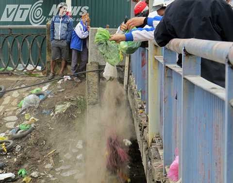 Chân hương, tàn nhang, đồ thờ cũng, kèm theo túi nilon cứ thế được người dân vô tư vứt xuống lòng sông, khiến mặt sông bụi mù mịt