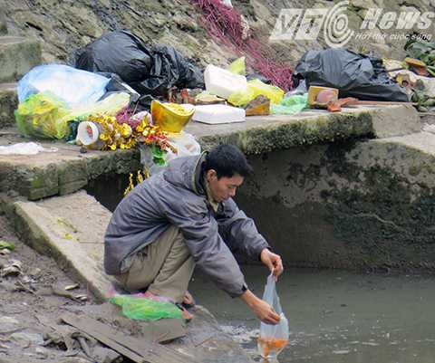 Khu vực chân cầu Lạc Long (cùng quận Hồng Bàng), người dân vứt la liệt túi nilon, đồ thờ cúng, chân hương...