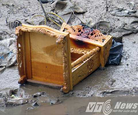 Thậm chí cả bàn thờ