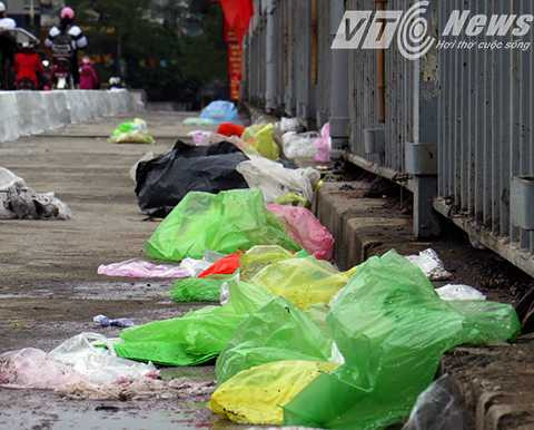 Trên cầu túi nilon vứt la liệt
