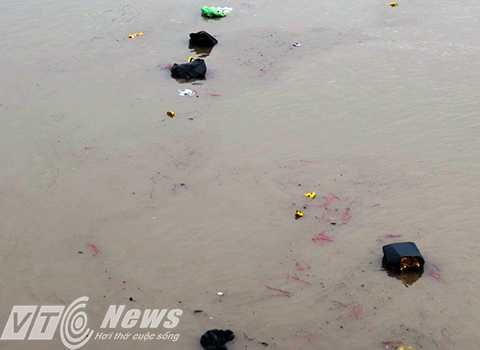 Tàn tro, chân hương, đồ thờ cúng nổi lềnh bềnh, đen ngòm trên mặt sông