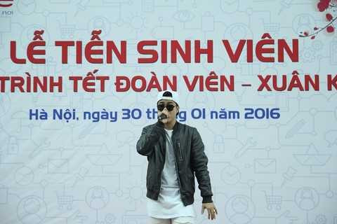 Ca sỹ Đinh Mạnh Ninh giao lưu cùng các sinh viên trước khi lên xe về quê ăn tết