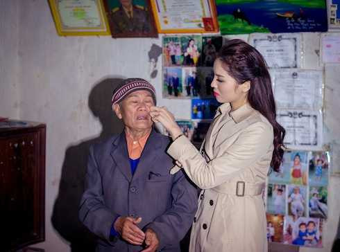 Hoa hậu Kỳ Duyên nghẹn ngào lau nước mắt cho vị lão thành cách mạng