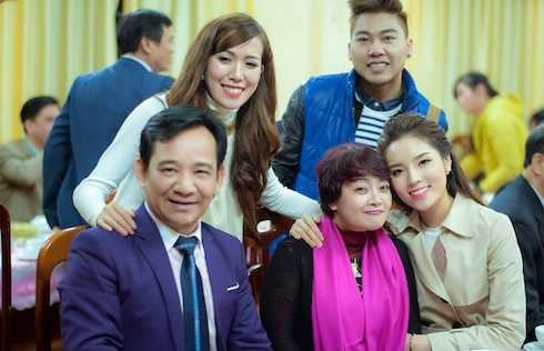 Kỳ Duyên hội ngộ với các nghệ sỹ tham gia biểu diễn trong đêm từ thiện.