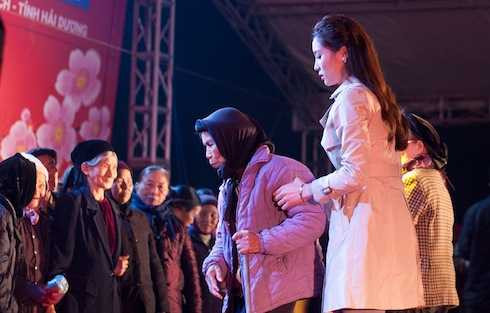 Hoa hậu Kỳ Duyên nghẹn ngào trước những hoàn cảnh khó khăn