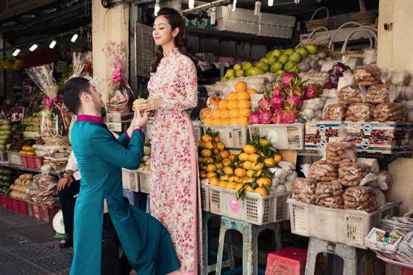 Jennifer Phạm diện áo dài đi sắm đồ Tết cùng 'trai lạ'