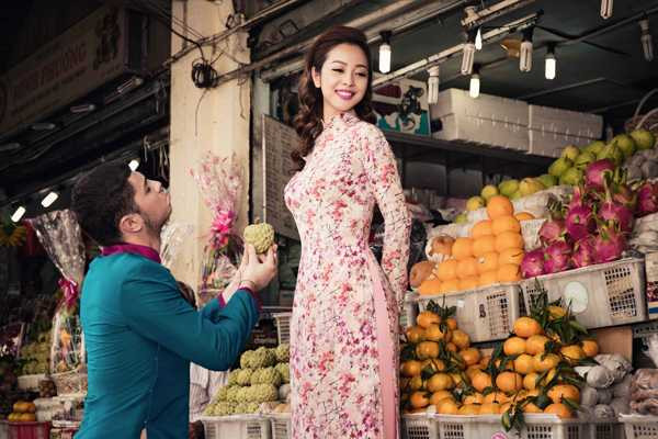 Jennifer Phạm diện áo dài đi sắm đồ Tết cùng 'trai lạ'