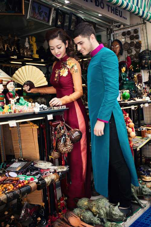 Jennifer Phạm diện áo dài đi sắm đồ Tết cùng 'trai lạ'