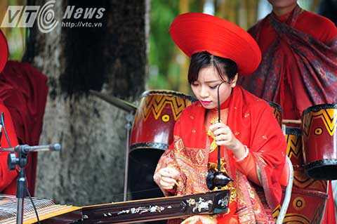 Chợ Tết xưa có hàng trăm gian hàng trong đó chủ yếu là: văn hóa ẩm thực, khu làng nghề truyền thống, khu cây cảnh chơi Tết, khu quảng bá văn hóa Việt…