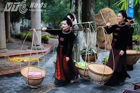 Hình ảnh phụ nữ Việt đi chợ Tết xưa.