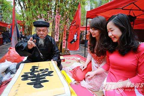 Ngoài những gian hàng trưng bày còn có nhiều hoạt động văn hóa nghệ thuật như trò chơi dân gian, ca nhạc, hát ca trù, múa lân, tặng chữ.