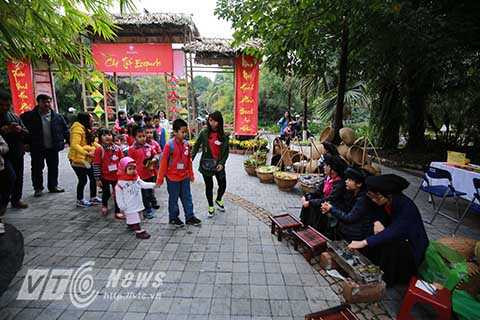 Một gánh tào phớ nhỏ, một Ông Đồ trong áo the khăn xếp, một cô thiếu nữ bán hàng trong trang phục truyền thống của áo tứ thân mớ ba mớ bảy, của yếm thắm và khăn mỏ quạ, tóc vấn đuôi gà duyên dáng không khỏi làm say đắm lòng du khách tới Chợ Tết