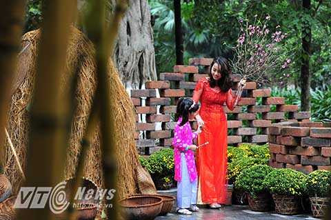 Chợ Tết được phục dựng trở thành góc chụp ảnh lý tưởng để du khách lưu lại kỷ niệm của phiên chợ Tết xưa