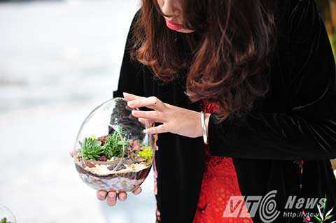 Ngoài ra, chợ Tết xưa còn có những món hàng thẩm mỹ cao và được làm tại chỗ để mọi người tham quan.