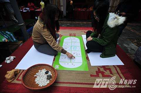 Các em nhỏ khám phá nét độc đáo của trò chơi dân gian như Ô ăn quan, tò he, hay xem cách tạo ra những bức tranh Đông hồ nổi tiếng.