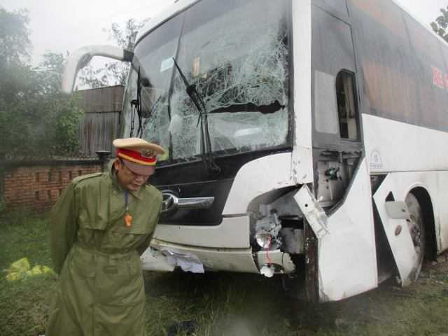 Vụ tai nạn khiến các phương tiện hư hỏng nặng