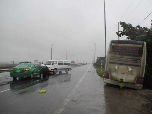 Kinh hãi cảnh xe 16 chỗ bị taxi và xe giường nằm tông liên tiếp