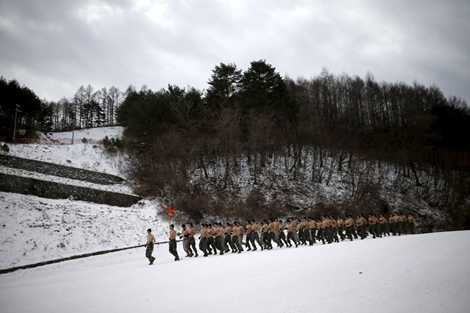 Cởi trần chạy bộ trong trời tuyết lạnh