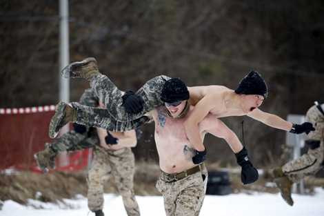 Một binh sỹ Mỹ bế đối tác Hàn Quốc trong quá trình luyện tập