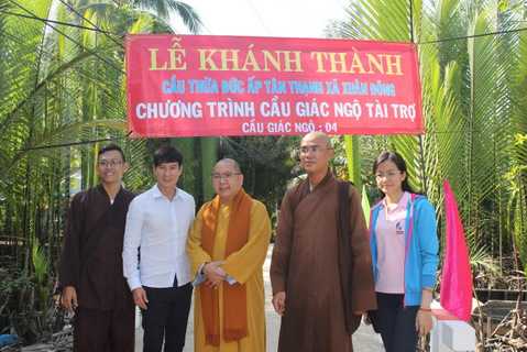 Năm 2015 sắp trôi qua, nhưng đâu đó vẫn còn những cụ già neo đơn và người tàn tật đang vất vả mưu sinh không có điều kiện vui Tết cổ truyền như bao gia đình khác.