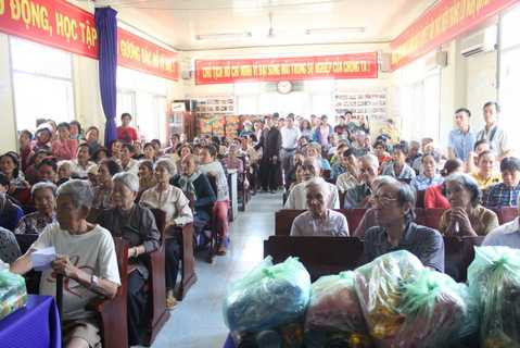 Ngoài ra, anh còn tặng 100 phần quà tại xã Quới Sơn, huyện Châu Thành, tỉnh Bến Tre. Tặng 50 phần tại xã Tân Thạch, huyện Châu Thành, tỉnh Bến Tre 