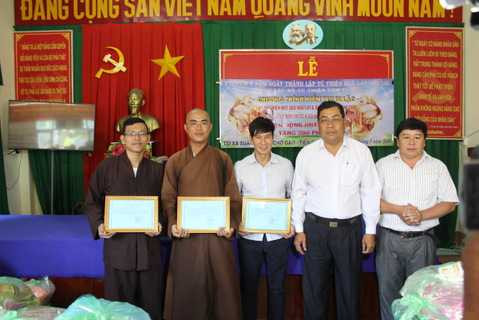 Ngoài ra, anh còn tặng 100 phần quà tại xã Quới Sơn, huyện Châu Thành, tỉnh Bến Tre. Tặng 50 phần tại xã Tân Thạch, huyện Châu Thành, tỉnh Bến Tre 