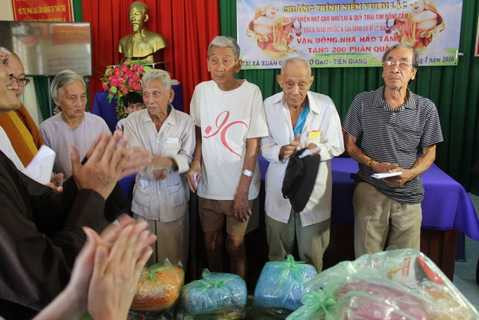 Ngoài ra, anh còn tặng 100 phần quà tại xã Quới Sơn, huyện Châu Thành, tỉnh Bến Tre. Tặng 50 phần tại xã Tân Thạch, huyện Châu Thành, tỉnh Bến Tre 